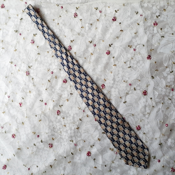 Museum Artifacts Neck Tie All Silk Beer Pint Glass - Picture 4 of 8